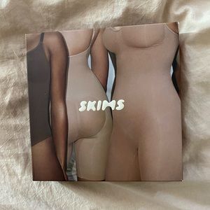 SKIMS SCULPTING THONG BODYSUIT | UMBER / small